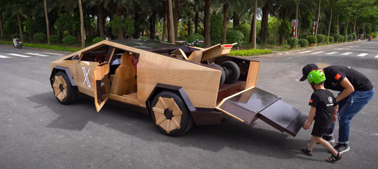 Представлены деревянные копии Tesla Cybertruck и Cyberquad. Их хотят подарить Илону Маску